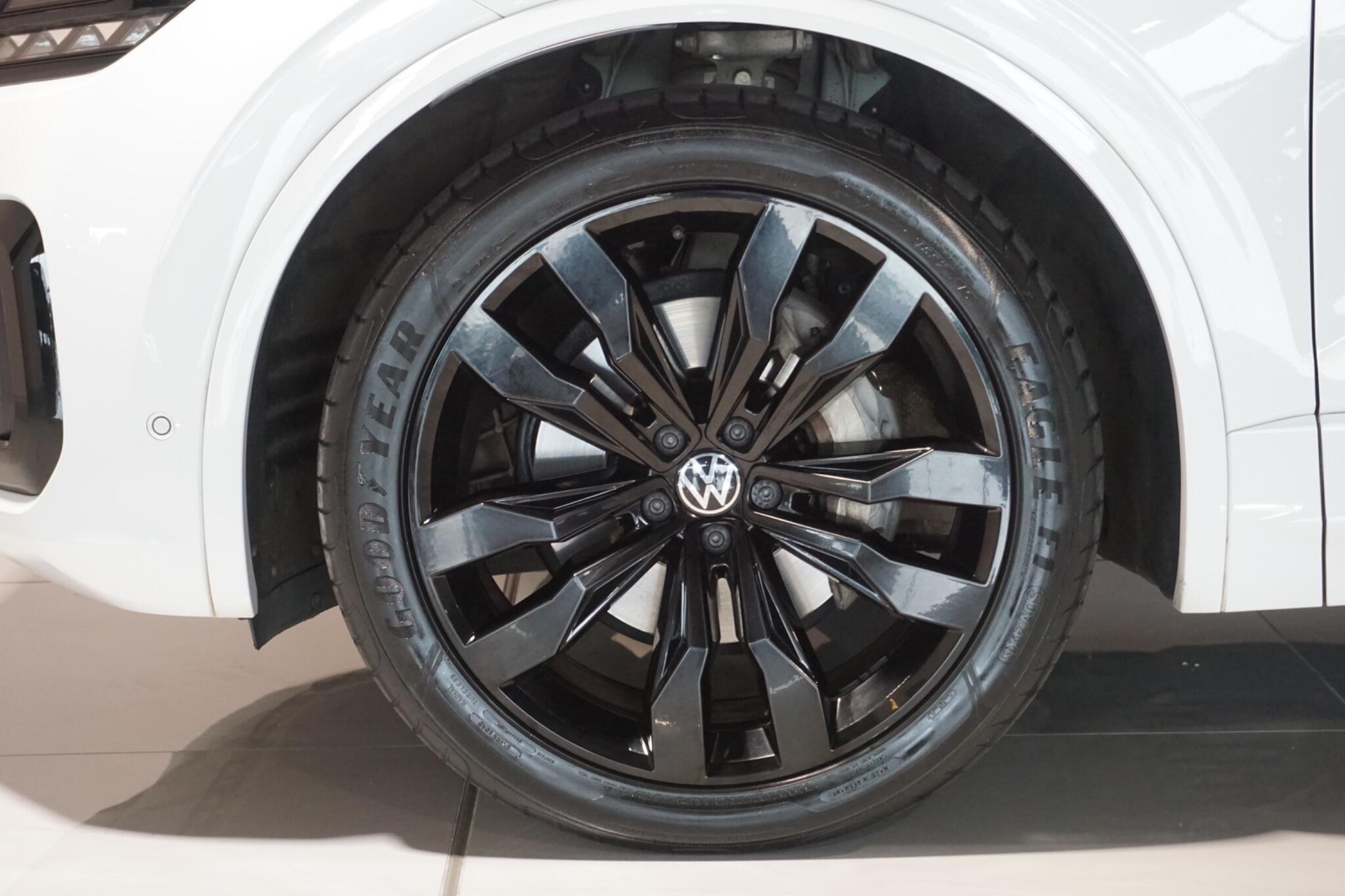 Volkswagen Touareg 3.0 TDI V6 Black Edition SUV 5dr Diesel Tiptronic 4Motion Euro 6 (s/s) (231 ps)